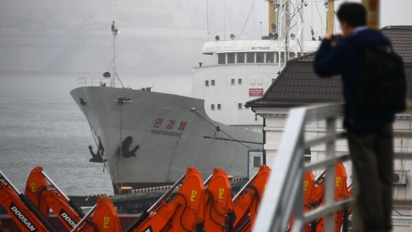 Ferri norcoreano Man Gyong Bong en el puerto ruso de Vladivostok - Sputnik Mundo