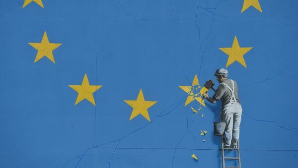 Graffiti de Banksy con la bandera rota de la UE - Sputnik Mundo