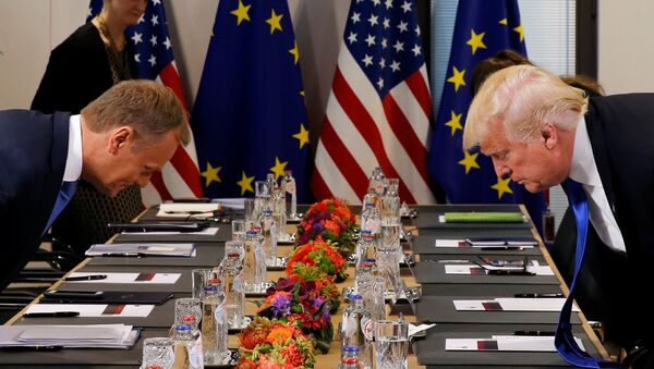 Presidente del Consejo Europeo, Donald Tusk, y presidente de EEUU, Donald Trump - Sputnik Mundo