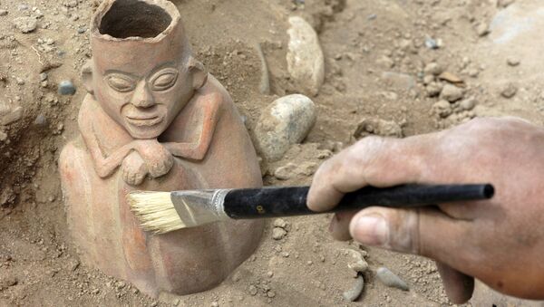 Artefacto arqueológico en Huaca Santa Cruz, Perú - Sputnik Mundo