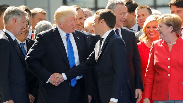 Emmanuel Macron, presidente de Francia, y su homólogo estadounidense, Donald Trump - Sputnik Mundo