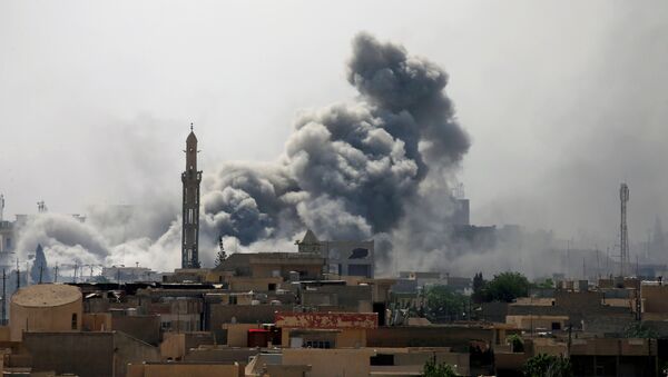 Bombardeo en Mosul, Irak (archivo) - Sputnik Mundo