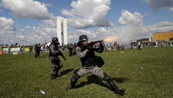 Policía de Brasil durante las protestas - Sputnik Mundo