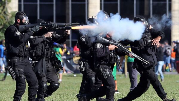 Policía de Brasilia durante las protestas - Sputnik Mundo
