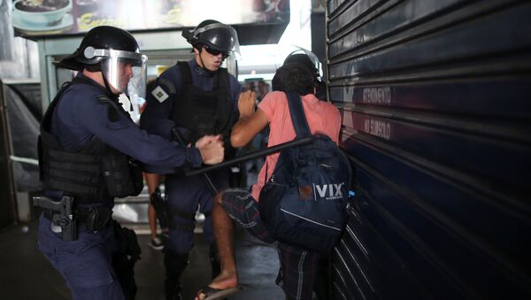 Policía de Brasil durante las protestas - Sputnik Mundo