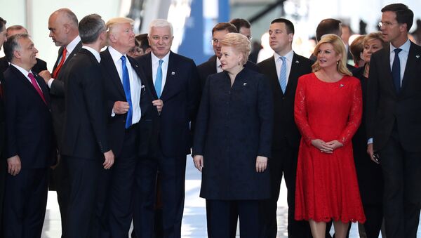 Donald Trump ajusta su chaqueta después de empujar al primer ministro de Montenegro Dusko Markovic - Sputnik Mundo