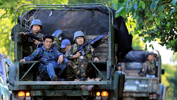 Los soldados filipinos patrullan Marawi - Sputnik Mundo