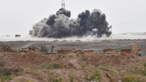Los ataques de las Fuerzas Aeroespaciales de Rusia contra las posiciones de Daesh cerca de la ciudad siria de Deir Ezzor (archivo) - Sputnik Mundo