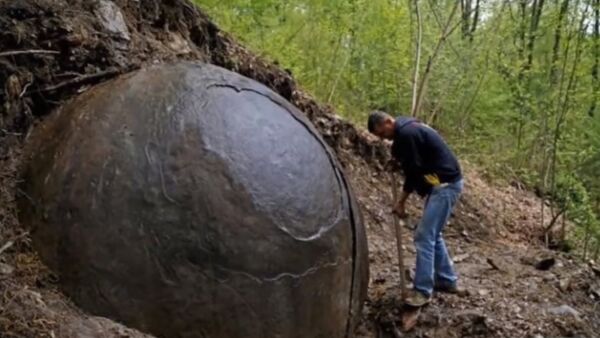 La enigmática piedra esférica que se ha convertido en una atracción turística en Bosnia - Sputnik Mundo