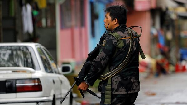 Soldado filipino en Marawi - Sputnik Mundo