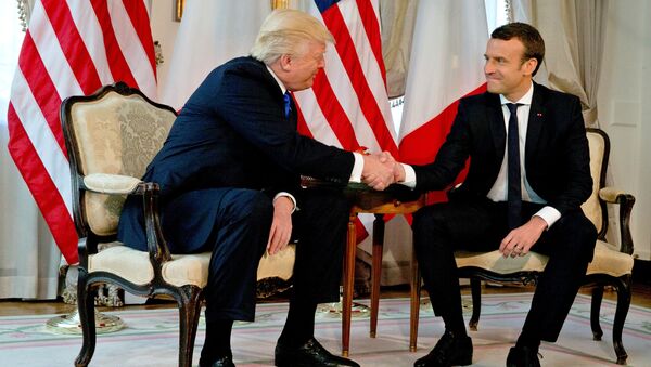 Donald Trump, presidente de EEUU y Emmanuel Macron, presidente de Francia - Sputnik Mundo