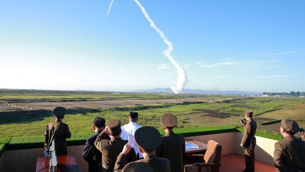 Kim Jong-un, líder norcoreano, asiste a las pruebas de un nuevo misil (archivo) - Sputnik Mundo