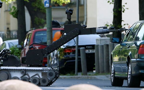 Robot anti-bomba rompiendo el cristal del coche sospechoso en Berlín - Sputnik Mundo