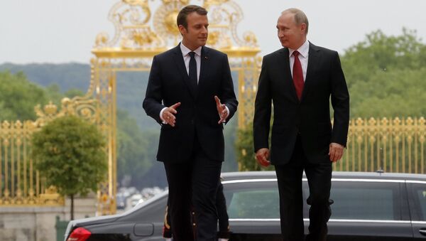 Emmanuel Macron, presidente de Francia, y Vladímir Putin, presidente de Rusia - Sputnik Mundo