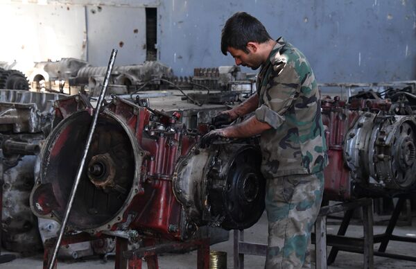 Así es la planta de reparación de vehículos blindados de Damasco - Sputnik Mundo