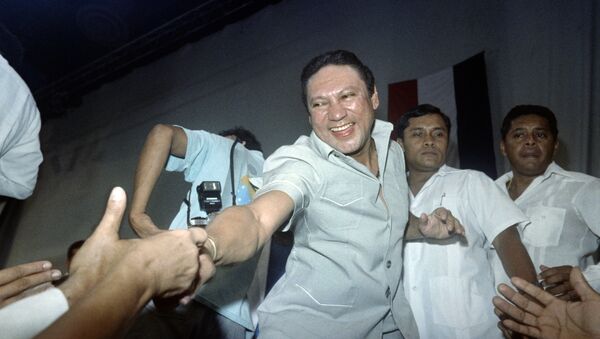 Manuel Noriega, exdictador panameño, saludando a sus seguidores durante su aniversario en 1988 - Sputnik Mundo