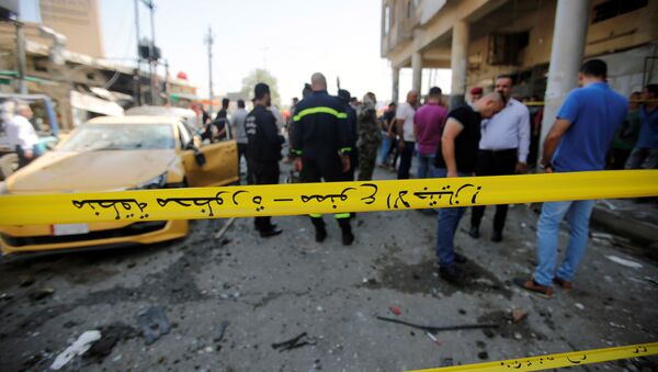 Cordon policial alrededor de la zona afectada por la explosión en Bagdad, Irak - Sputnik Mundo