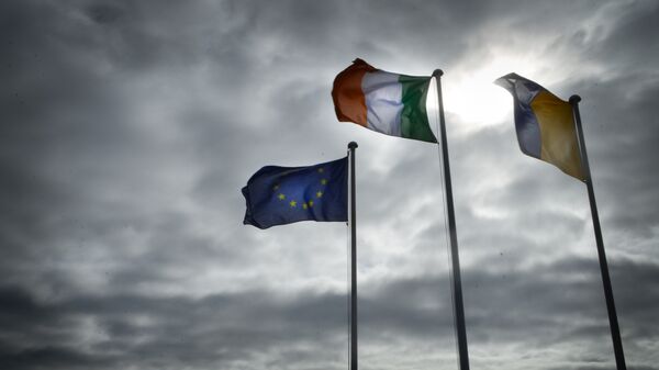Banderas de la UE e Irlanda - Sputnik Mundo
