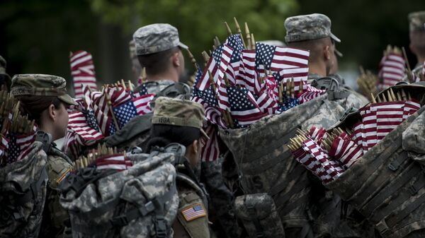 Soldados estadounidenses con banderas del país - Sputnik Mundo