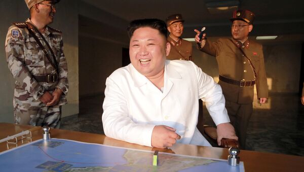 North Korean leader Kim Jong Un reacts during a ballistic rocket test-fire through a precision control guidance system in this undated photo released by North Korea's Korean Central News Agency (KCNA) May 30, 2017 - Sputnik Mundo