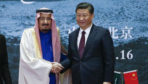 El rey saudí Salman y el presidente chino Xi Jinping se dan la mano - Sputnik Mundo