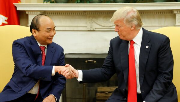 Primer ministro de Vietnam, Nguyen Xuan Phuc, y presidente de EEUU, Donald Trump - Sputnik Mundo