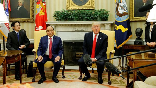 El presidente estadounidense, Donald Trump, con su homólogo vietnamita Nguyen Xuan Puc - Sputnik Mundo