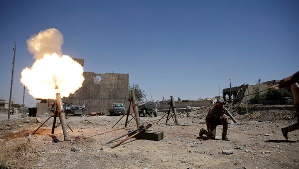 Militares iraquíes durante los combates contra Daesh en Mosul, Irak  - Sputnik Mundo