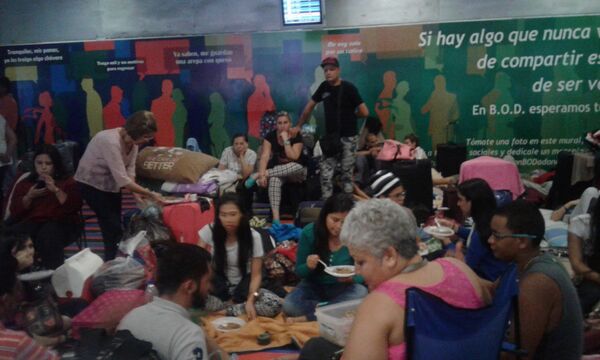 Pasajeros en el aeropuerto internacional Simón Bolívar de Maiquetía Pasajeros en el aeropuerto internacional Simón Bolívar de Maiquetía - Sputnik Mundo