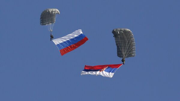 Banderas de Rusia y Serbia (archivo) - Sputnik Mundo