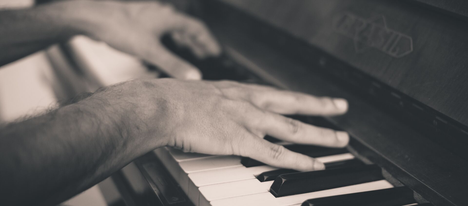 Un hombre tocando piano (imagen referencial) - Sputnik Mundo, 1920, 27.06.2018