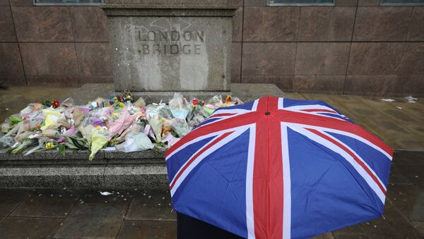 Las flores en homenaje a las del atentado en Londres - Sputnik Mundo