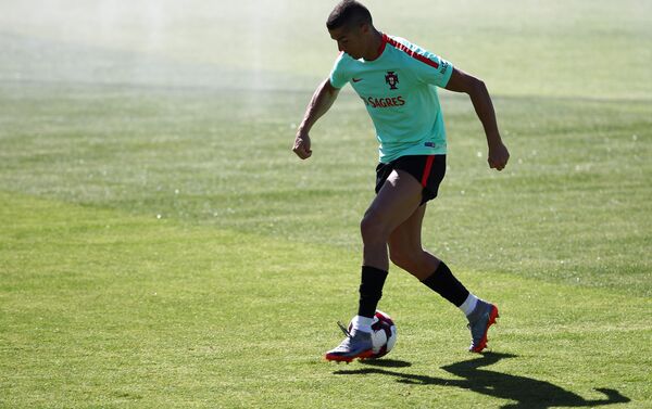 Cristiano Ronaldo durante un entrenamiento de la selección de Portugal - Sputnik Mundo