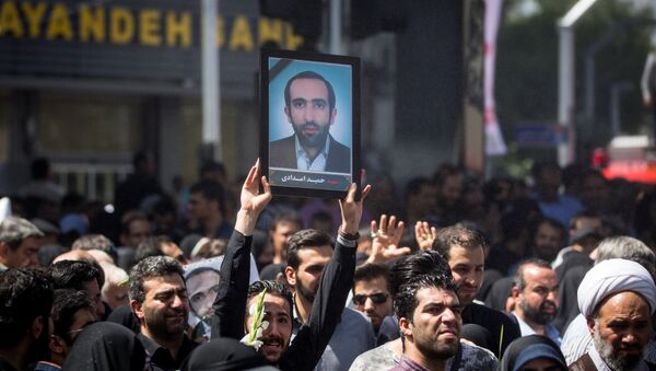 La gente asiste al funeral de las víctimas que murieron en el ataque del 7 de junio en el parlamento iraní y en el mausoleo del ayatolá Jomeini, en Teherán - Sputnik Mundo