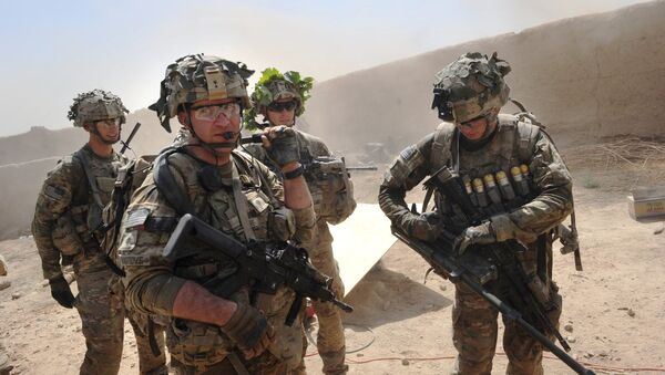 In this photo taken on August 5, 2011, US troops from the Charlie Company, 2-87 Infantry, 3d Brigade Combat Team under Afghanistan's International Security Assistance Force patrols Kandalay village following Taliban attacks on a joint US and Afghan National Army checkpoint protecting the western area of Kandalay village. - Sputnik Mundo