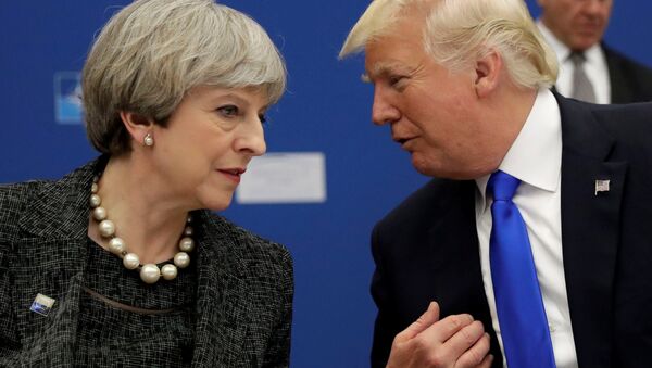 El presidente de EEUU, Donald Trump, y la primera ministra de Reino Unido, Theresa May - Sputnik Mundo