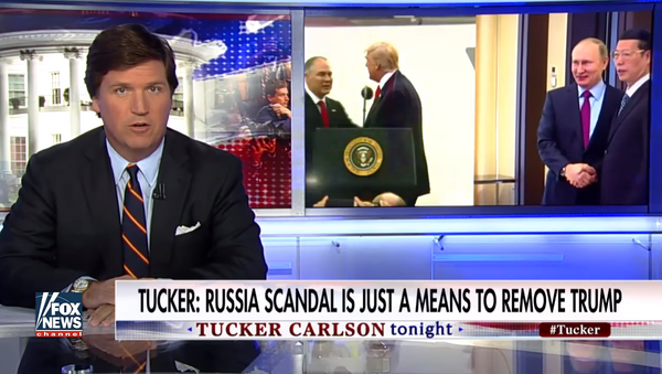 El periodista estadounidense Tucker Carlson durante la transmisión en Fox News - Sputnik Mundo