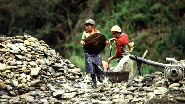 Niños lavan oro en Ecuador en la década de 1990 - Sputnik Mundo