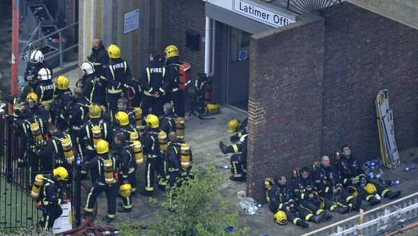 Bomberos durante un descanso en Londres tras luchar contra el incendio de las viviendas Grenfell Tower - Sputnik Mundo