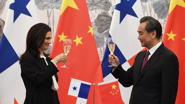 Vicepresidenta y canciller de Panamá, Isabel de Saint Malo, y ministro de Asuntos Exteriores de China, Wang Yi - Sputnik Mundo