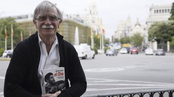 Juan Martín Guevara sostiene su libro 'Mi hermano, el Che' Juan Martín Guevara sostiene su libro 'Mi hermano, el Che' - Sputnik Mundo