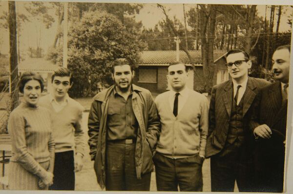 De izquierda a derecha: Celia Guevara, la madre del Che. Juan Martín Guevara (hermano). Ernesto Guevara. Roberto Guevara (hermano). Julio César Castro, periodista y Carlos Figueroa amigo de la familia, en Punta del Este, Uruguay. De izquierda a derecha: Celia Guevara, la madre del Che. Juan Martín Guevara (hermano). Ernesto Guevara. Roberto Guevara (hermano). Julio César Castro, periodista y Carlos Figueroa amigo de la familia, en Punta del Este, Uruguay. - Sputnik Mundo