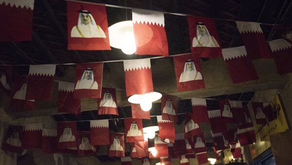 Las banderas de Catar con el retrato del emir, Tamim bin Hamad Thani - Sputnik Mundo
