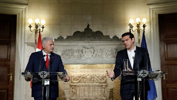 Alexis Tsipras, primer ministro griego, junto a Binali Yildirim, su homólogo turco - Sputnik Mundo