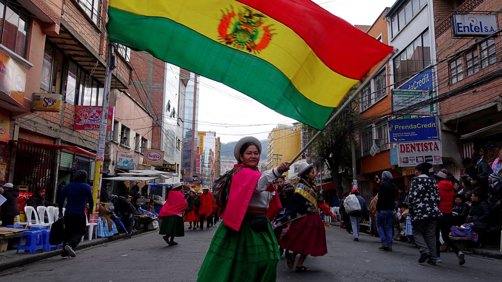 Una mujer indígena con la bandera de Bolivia - Sputnik Mundo, 1920, 03.08.2021
