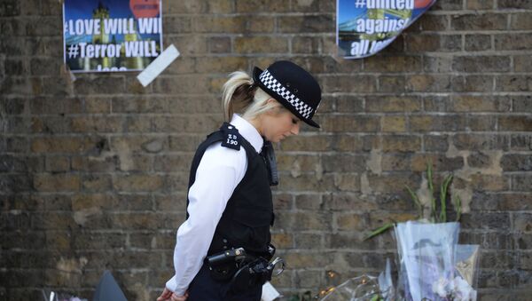 Una policía británica tras el atentado en la mezquita en Londres - Sputnik Mundo