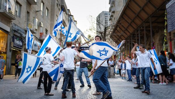 Los niños israelíes con las banderas del país - Sputnik Mundo