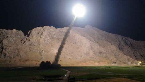 Lanzamiento de un misil iraní (archivo) - Sputnik Mundo