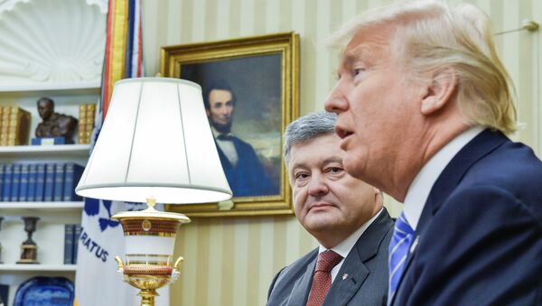 El presidente de Ucrania, Petró Poroshenko, y su homólogo estadounidense, Donald Trump - Sputnik Mundo