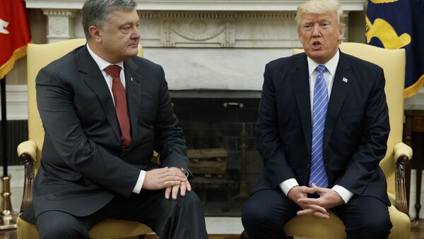 El presidente de Ucrania, Petró Poroshenko, y su homólogo estadounidense, Donald Trump - Sputnik Mundo